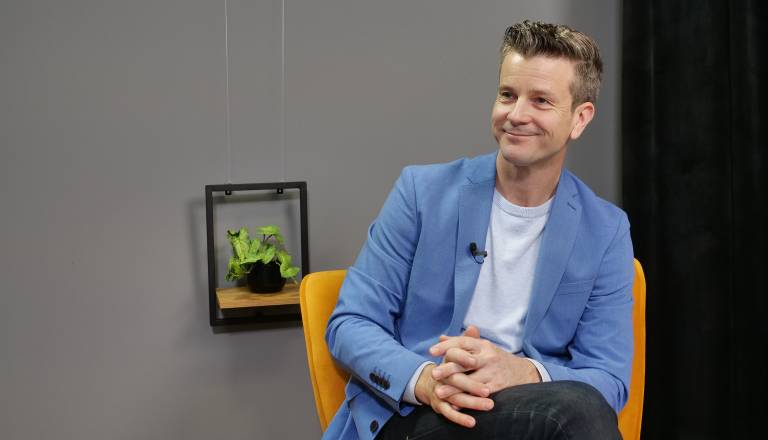 VIDEO: Boštjan Romih o glasbi, medijih in očetovstvu: »To pa ni prav. Zapeče in zaboli.« 