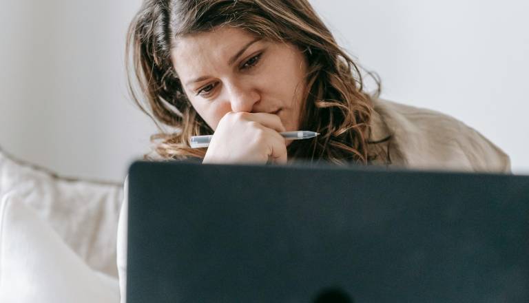 Spletni goljufi prežijo nate: Teh šest opozoril te lahko reši pred izgubo denarja