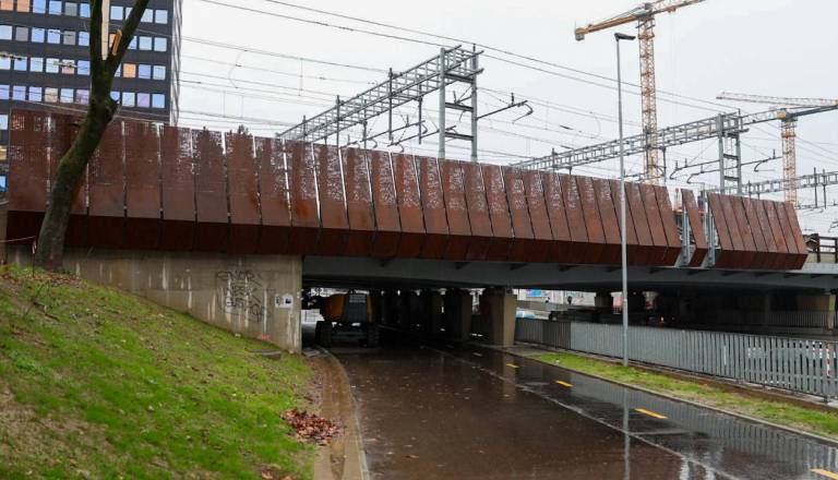 FOTO in VIDEO: Zakaj je novi most na Dunajski videti zarjavel? Resnica vas bo presenetila