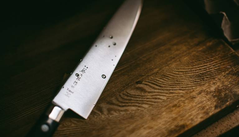 55-letnik z ostrim predmetom napadel znanca, policisti v hišni preiskavi odkrili drogo