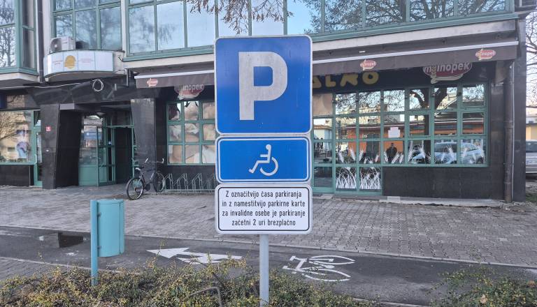 Bralec naletel na neprijetno presenečenje v Murski Soboti, parkiranje na mestih za invalide omejeno