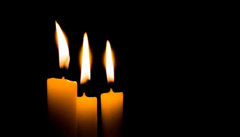 Umrl 43-letni voznik tovornjaka, voznica se bori za življenje 