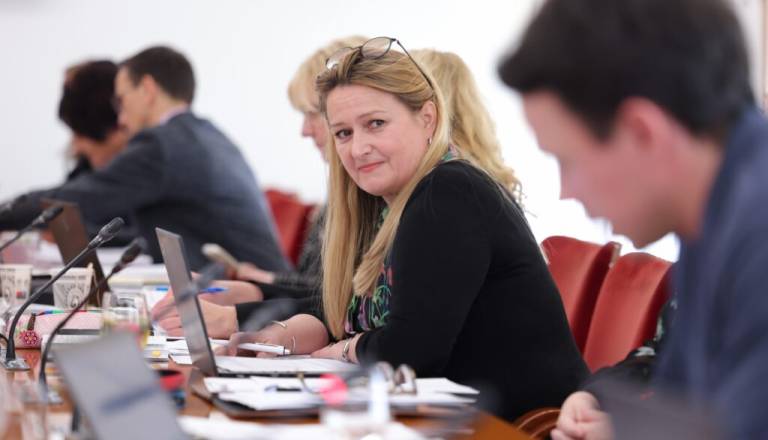 Mariborska poslanka Svobode Lena Grgurevič Janšo označila za »črnuharja«