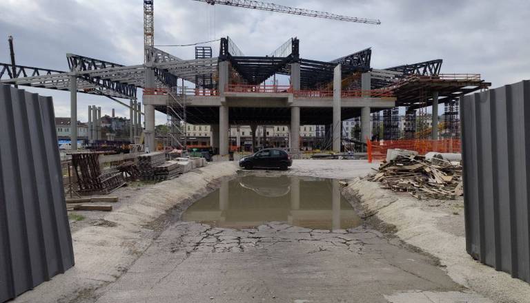 300 tovornjakov okoli gradbišča nove avtobusne postaje na dan: Bodo stanovalci še lahko odpirali okna?