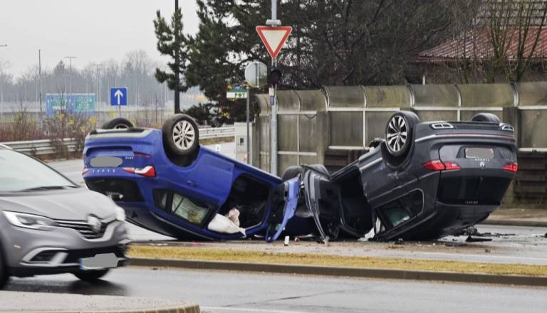 FOTO in VIDEO: Prometna nesreča na Šmartinski, avtomobila končala na strehi