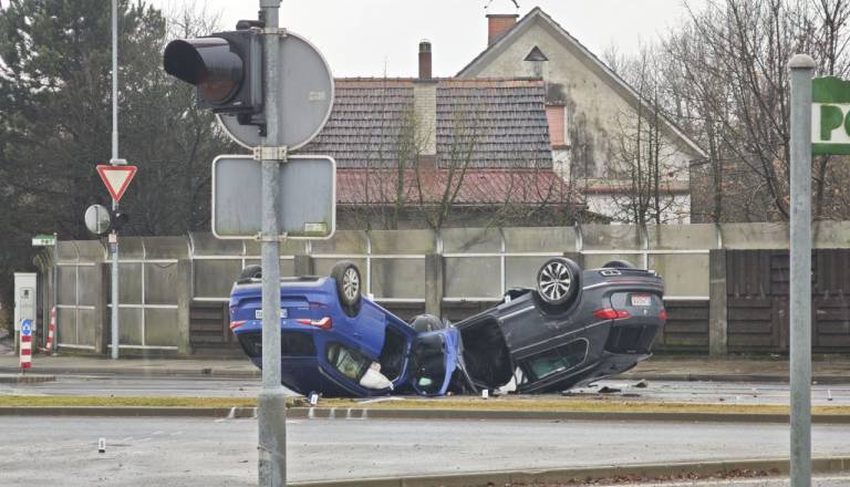 FOTO in VIDEO: Na Šmartinski bežal pred policisti in prevrnil dva avtomobila