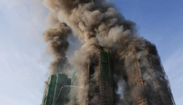 Obsežen požar v stolpnicah vzel najmanj 13 življenj