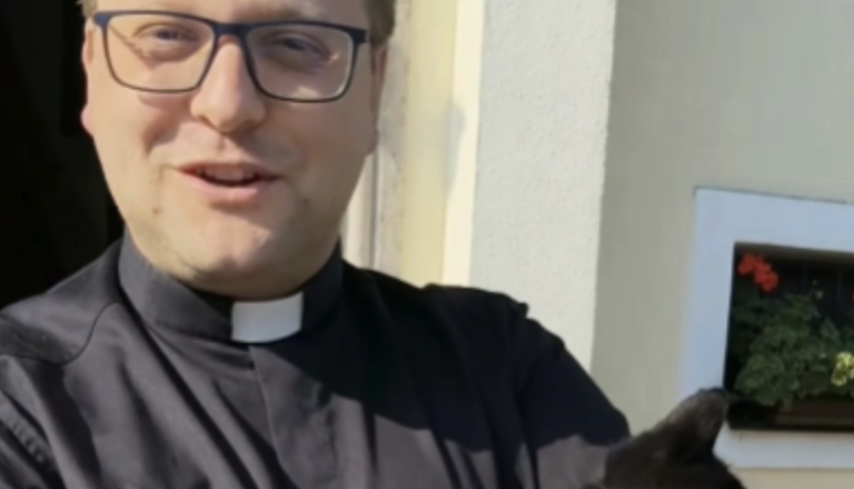 Dolenjski župnik nasmejano o svoji prijateljici: »To je moja muca«