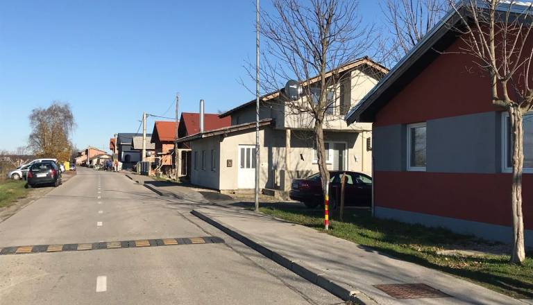 Golob napovedal pilotno romsko naselje v Prekmurju. Bo zgrajeno na novo ali bo urejeno obstoječe?