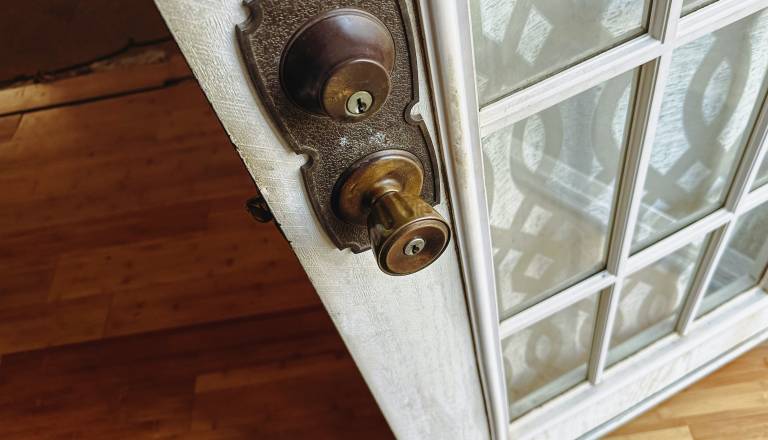 Prodajal posodo, odšel z nakitom: Neznanec ogoljufal starejšo gospo