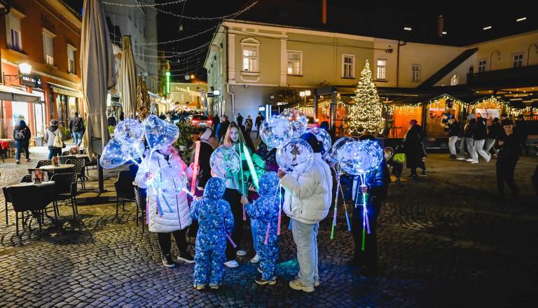 FOTO in VIDEO: Maribor je zasijal! Zasvetile čarobne niti in mesto popeljale v najbolj čaroben čas leta