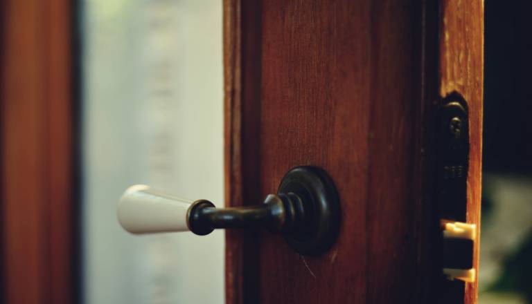 Prodaja posode kot krinka: Neznanec ogoljufal starejšo gospo in ji odnesel nakit