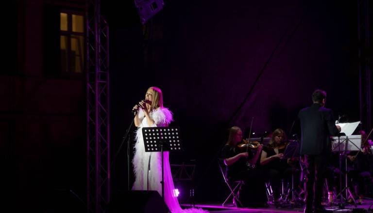 Kam ta konec tedna? V Pomurje prihaja diva slovenske glasbe