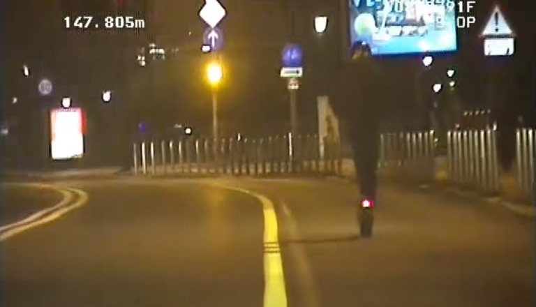 VIDEO: V Ljubljani 940 evrov kazni zaradi divjanja z električnim skirojem