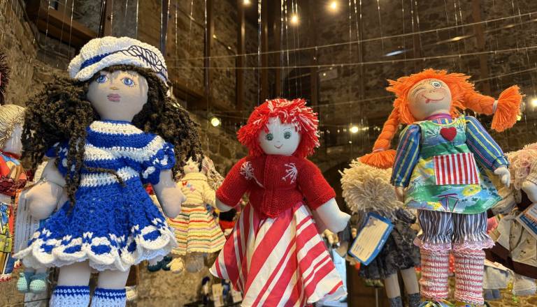 300 unikatnih punčk iz cunj na razstavi na Ljubljanskem gradu, z donacijami rešujejo otroška življenja