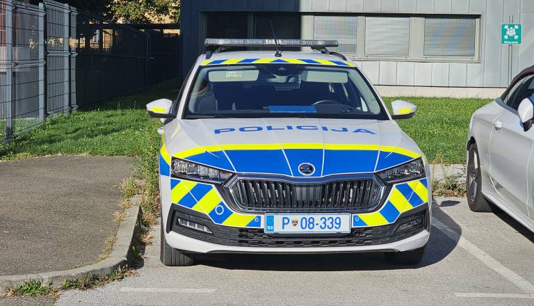 Brez vozniškega, zavrnil alkotest, ostal brez avtomobila