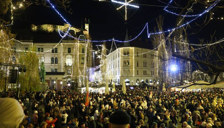 FOTO in VIDEO: V Ljubljani zasvetile praznične luči