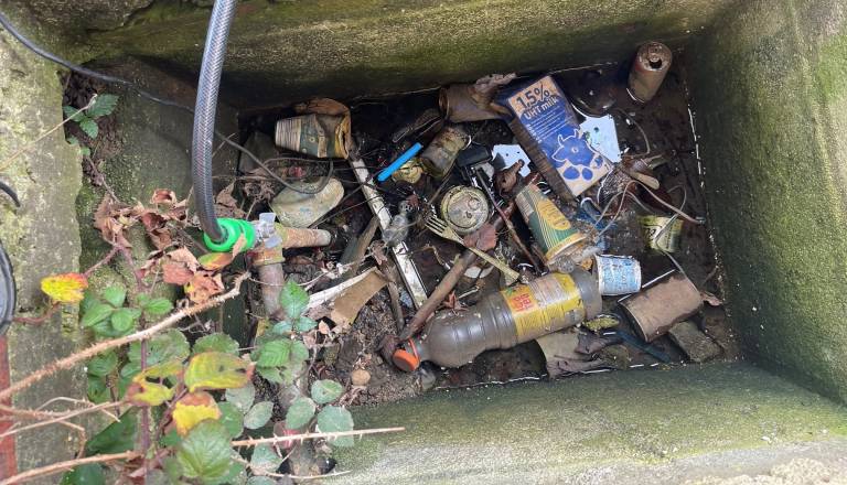 Šok v romskem naselju Brezje, v jašku našli poginule živali