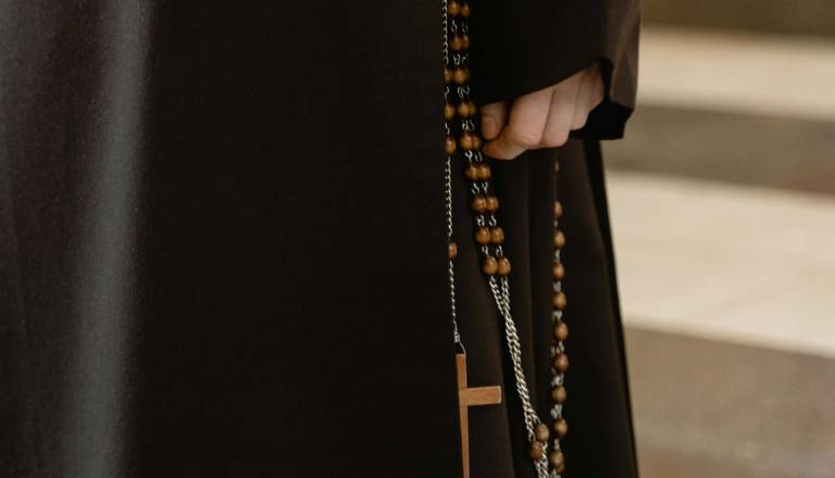 Pred samostanom zabodli redovnico 