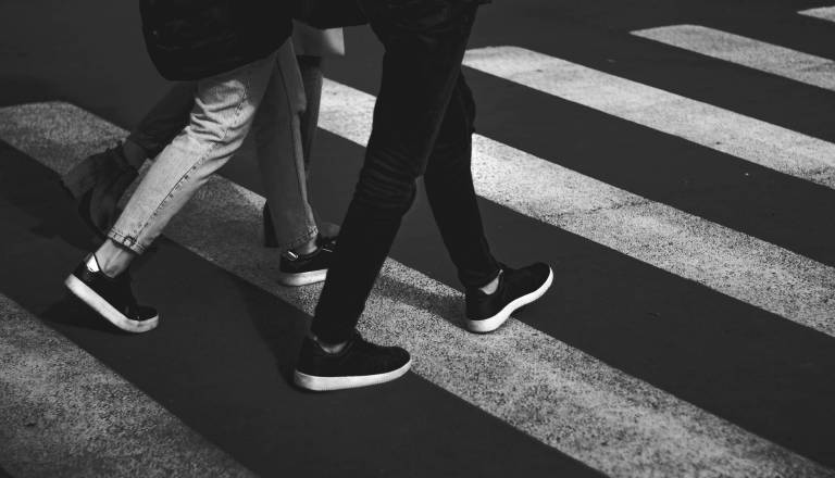 Voznik spregledal dve deklici na prehodu za pešce in trčil vanju