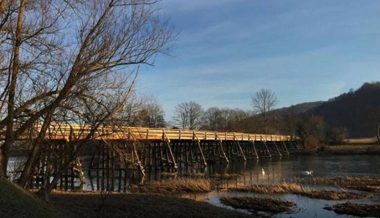 Zaradi poškodbe konstrukcije zaprt leseni most na Brodu v Podbočju