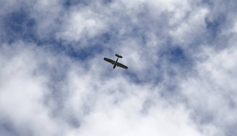 V Sloveniji strmoglavilo manjše letalo, pilot umrl