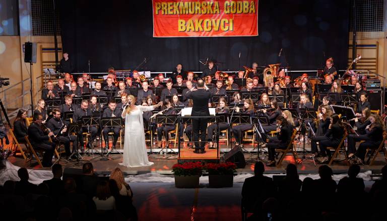FOTO in VIDEO: Prekmurska godba Bakovci navdušila, na odru tudi Helena Blagne