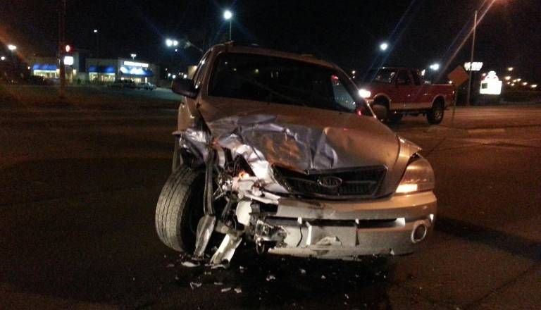 Huda nesreča pri zavijanju v Mariboru: Voznica huje poškodovana, dve osebi lažje