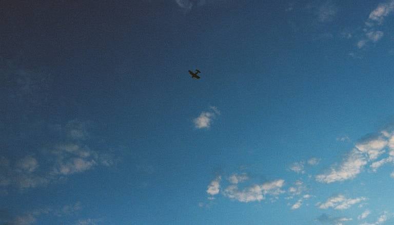 Tragično: Strmoglavilo manjše letalo, pilot umrl