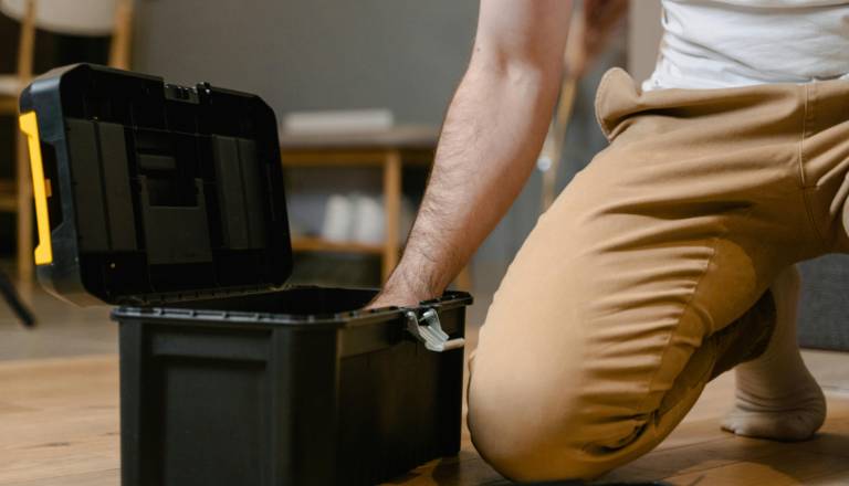 Iz Bežigrada: Ženska trdi, da je serviser preklinjal in skoraj eksplodiral. Bala se je, da jo bo udaril