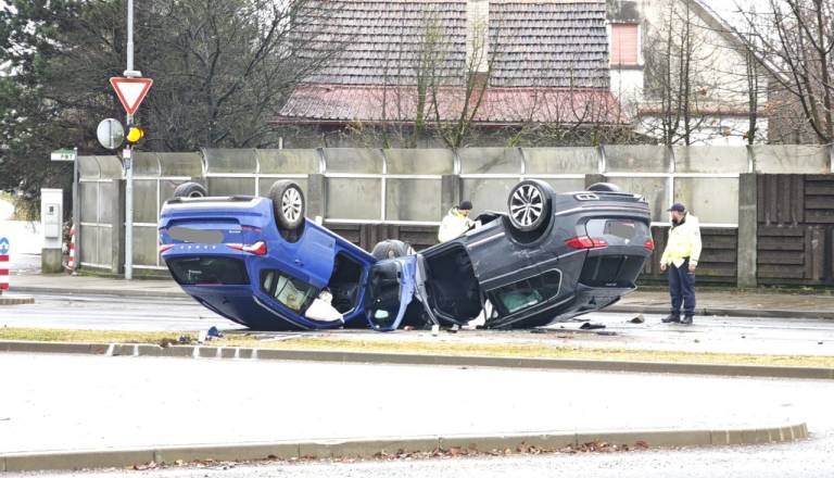 Preobrat po prometni nesreči na Šmartinski: Našli skoraj 60 zavitkov kokaina in heroina