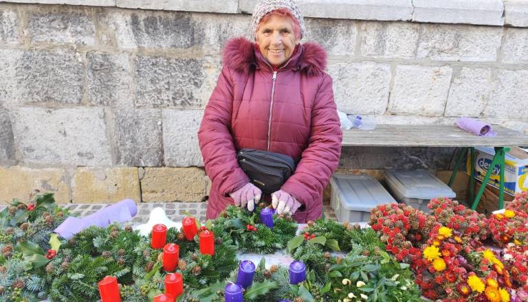 FOTO in VIDEO: Praznično vzdušje že na ljubljanski tržnici: Koliko stanejo adventni venčki letos?