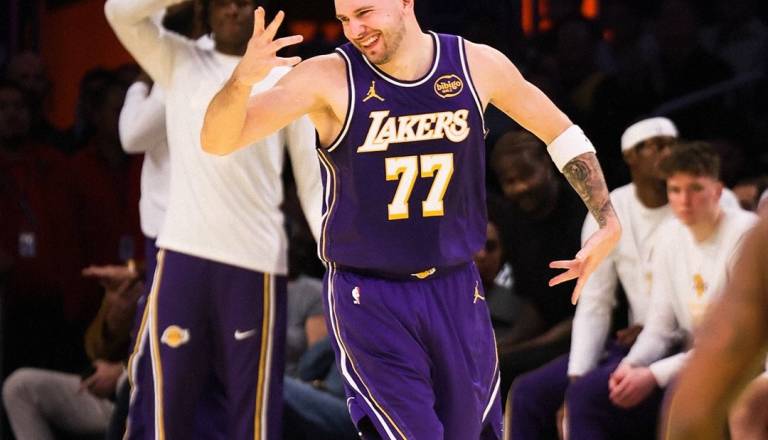 Dončić popeljal Lakerse neporažene v četrtfinale pokala