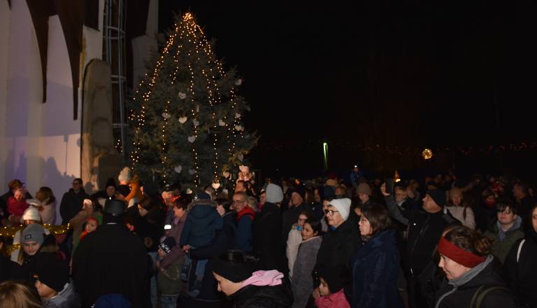 FOTO in VIDEO: Lendava zasijala v prazničnih barvah, odprli tudi drsališče
