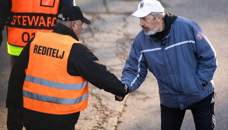 FOTO: Najbolj zvesti navijači že polnijo Fazanerijo