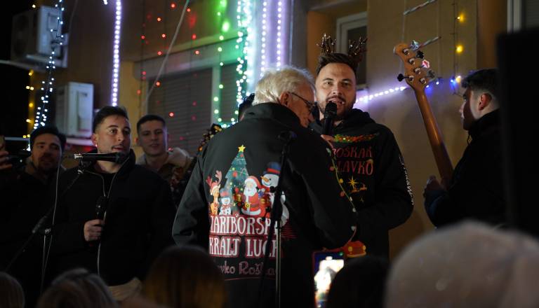 FOTO in VIDEO: Roškarjev oče na tisoče lučk, tudi v spomin na pokojno mamo