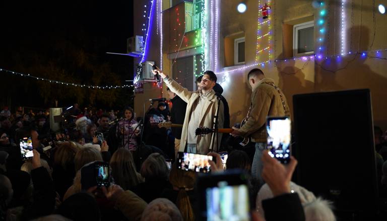 FOTO in VIDEO: Roškarjev oče v Mariboru prižgal 25 tisoč lučk, tudi v spomin na pokojno mamo