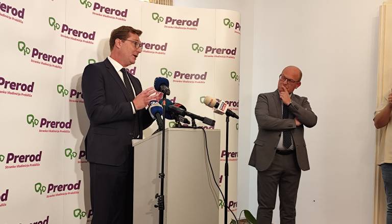 FOTO in VIDEO: Preporod opozarja: »Tragedija v Novem mestu je ogledalo razpadajočega sistema«