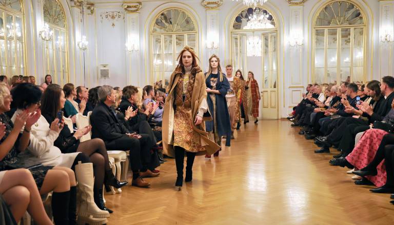 Modna revija Roza oktober in moška moda v Mariboru: Po pisti se bodo sprehodile ženske, ki so premagale raka