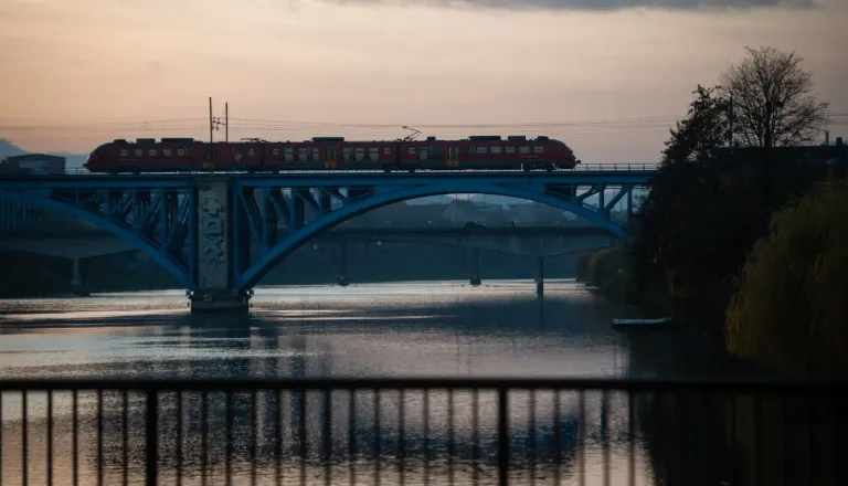 Slovenske železnice o sedemurnem potovanju v Ljubljano: »Ko ima hudič mlade, jih ima veliko«