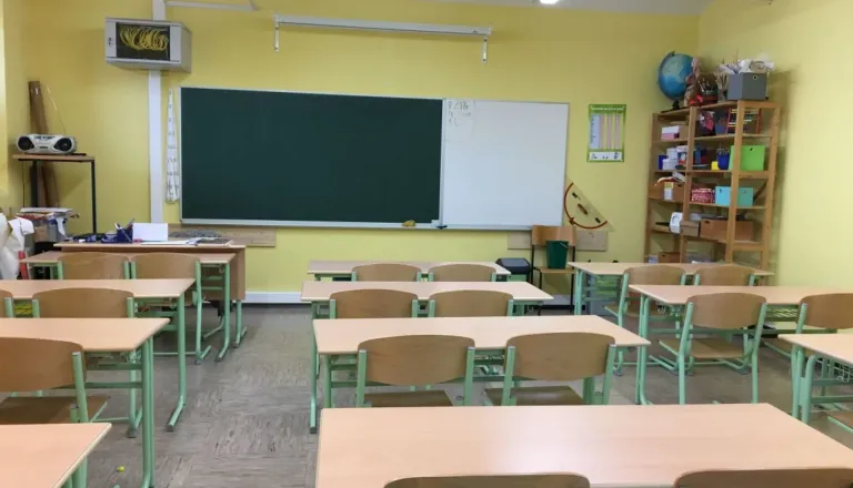 Romi se bojijo za svoje najmlajše, v šolah manj otrok kot sicer