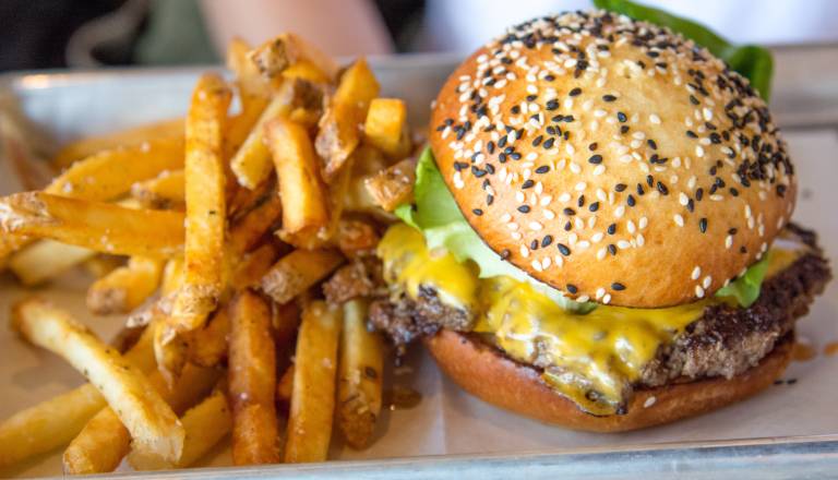 PREDLAGAJTE: Kje na Dolenjskem je naj burger?