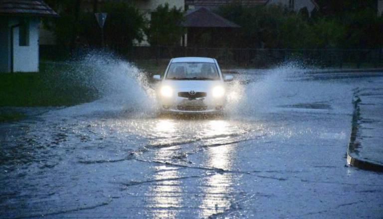 Na Štajerskem poplavljeno vozišče