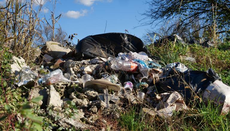 FOTO: Ob cestah v Veščici kupi smeti, številni ogorčeni 