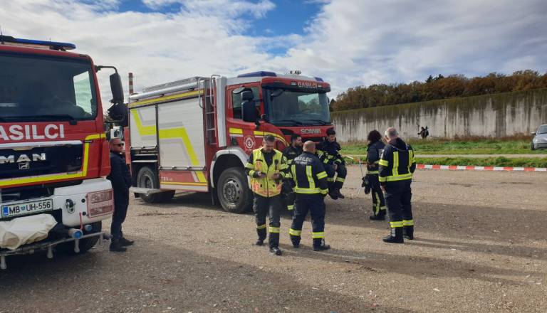 FOTO: Novo izlitje iz Bioplinarne Ormož, na terenu gasilci