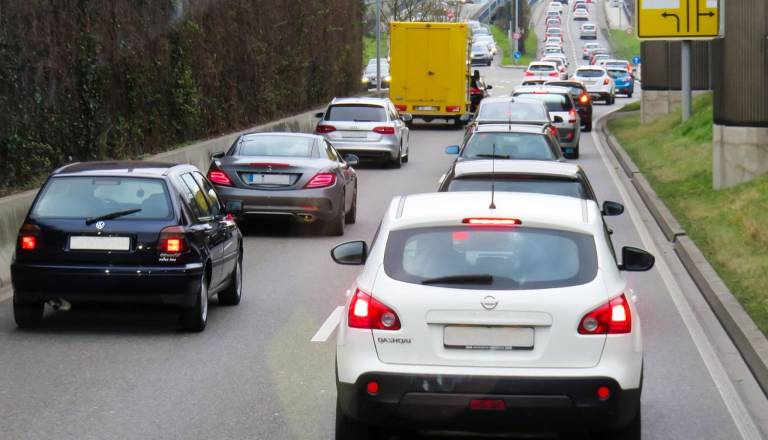 Na cestah po Sloveniji pestro jutro z nesrečami, zastoji in zaporami