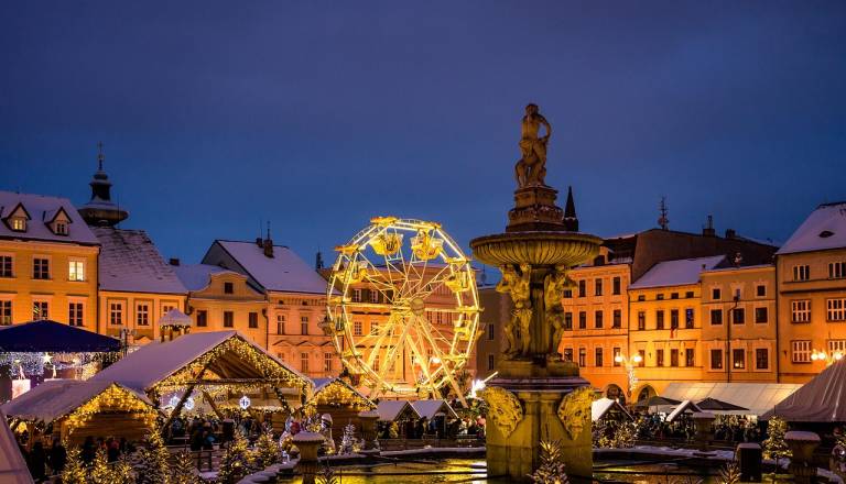 V Sloveniji večinoma že gorijo, kdaj pa v drugih evropskih mestih prižigajo praznične lučke? 
