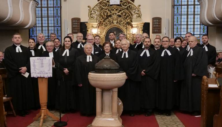 FOTO in VIDEO: Aleksander Erniša v pridigi: »Cerkev ne sme biti cerkev zaprtih vrat, temveč odprtih dlani«