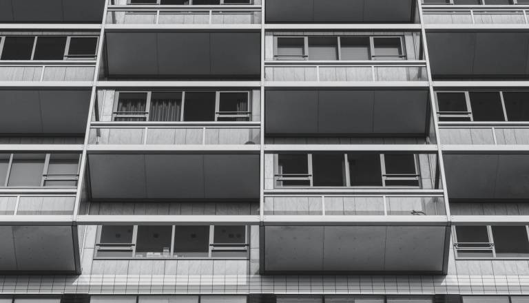 Policijo je poklical otrok: Zaslišal je, da na balkonu moški strelja s pištolo