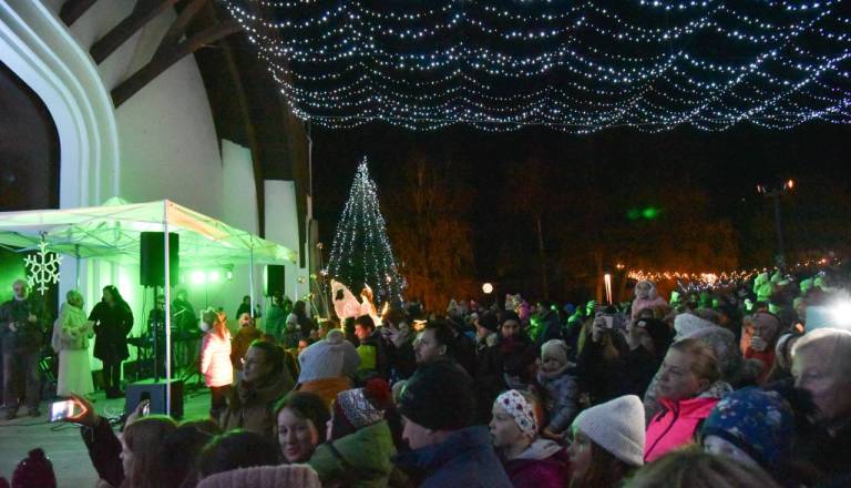 Advent v Lendavi 2025: prižig lučk, brezplačno drsališče in praznični program